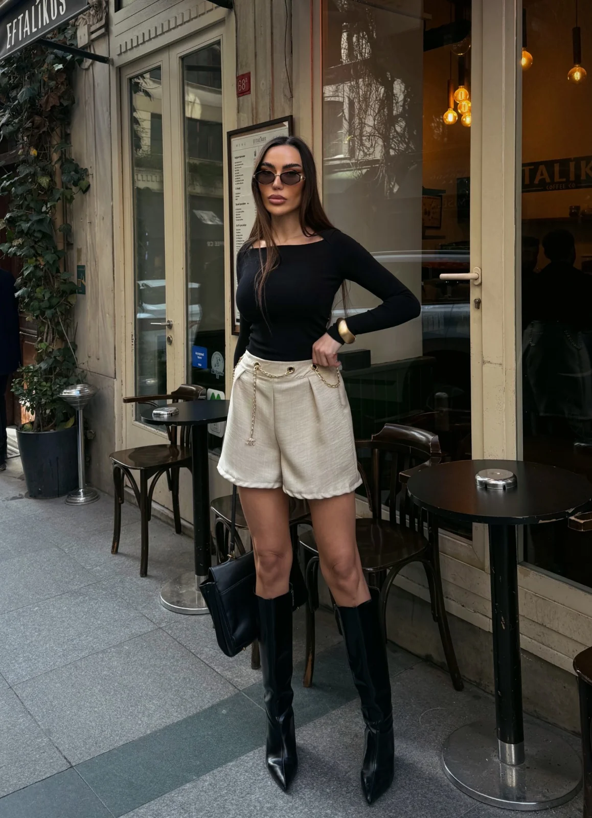 Kuş Gözü Detaylı Zincir Kemerli Mini Şort