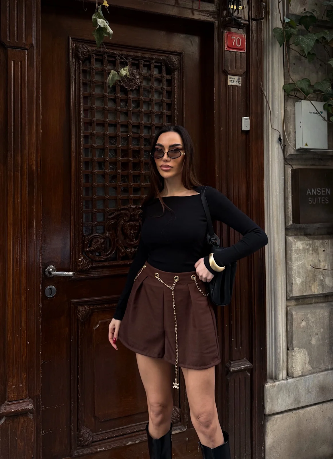 Kuş Gözü Detaylı Zincir Kemerli Mini Şort